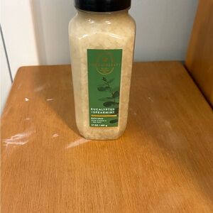 Bath & Body Works Eucalyptus + Spearmint Bath Soak - Green & Cream